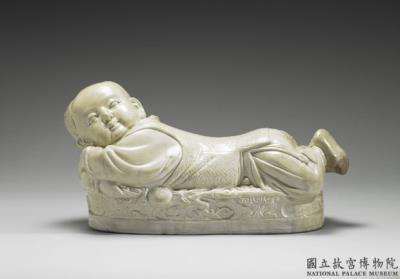 图片[3]-Pillow in the shape of a recumbent child, Ding ware, Northern Song dynasty, 12th century-China Archive